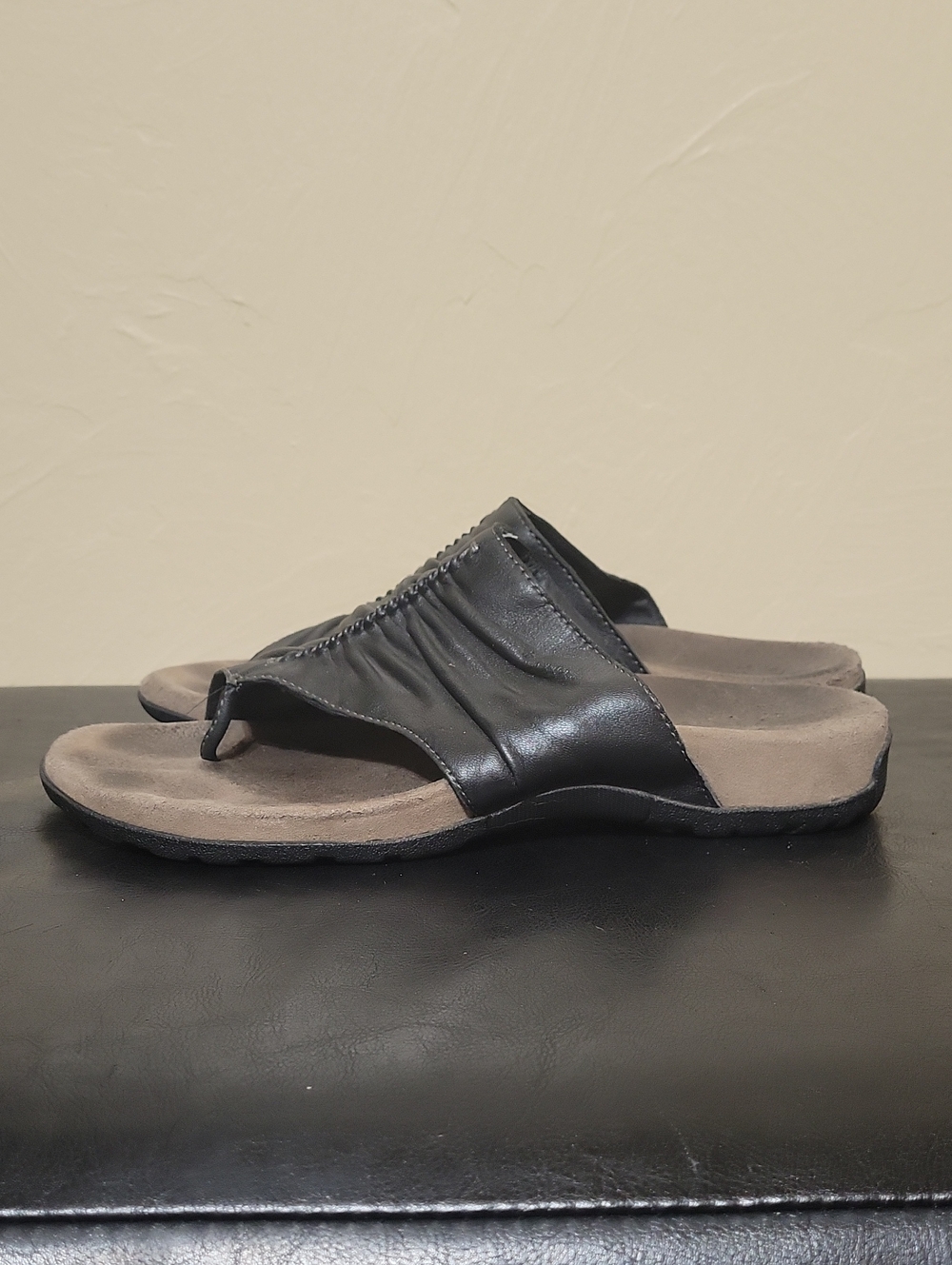TAOS Gift 2 sandals Size 8